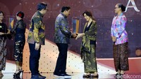 Sementara itu, Dokter Lo Siauw Ging juga mendapatkan Anugerah Adiluhung detikjateng-jogja Awards 2024. Pemberian Anugerah ini tak lepas dari kiprah Dokter Lo di dunia kesehatan yang dikenal tidak mau pasang tarif terutama untuk pasien tak mampu.