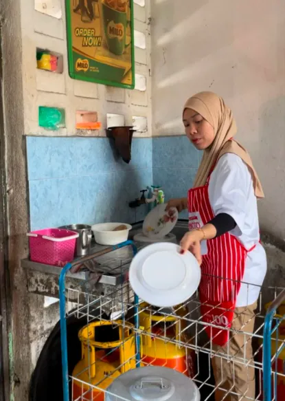 Tak Gengsi, Sarjana Muda Ini Jadi Tukang Cuci Piring di Warung Makan