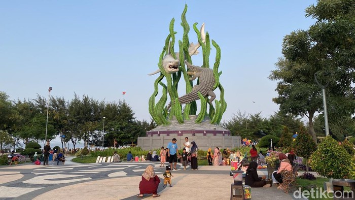 Taman Suroboyo ramai dikunjungi sejumlah keluarga saat akhir pekan.