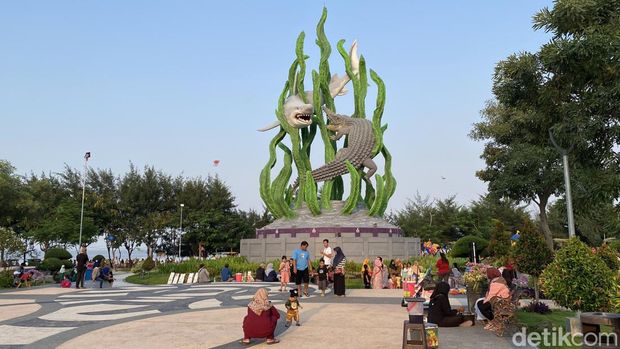Taman Suroboyo ramai dikunjungi sejumlah keluarga saat akhir pekan.