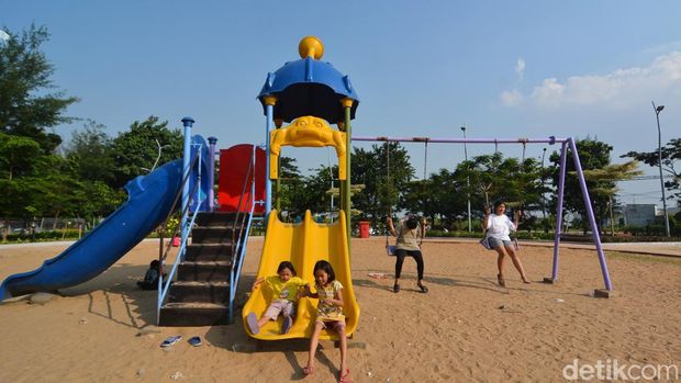 Taman Suroboyo ramai dikunjungi sejumlah keluarga saat akhir pekan.
