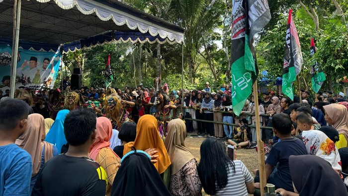 Organisasi Kemasyarakatan Rejo Semut Ireng, menggelar Grebeg Tumpeng sebagai bentuk rasa syukur atas kemenangan Prabowo Subianto dan Gibran Rakabuming Raka pada Pilpres 2024.