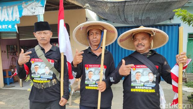 Tiga warga Padukuhan Banaran V, Playen, Gunungkidul, sampai di jalan Jogja-Wonosari di Piyungan, Bantul, Minggu (5/5/2024). Mereka menunaikan nazar jalan kaki menuju kediaman Prabowo Subianto di Kertanegara, Jakarta.