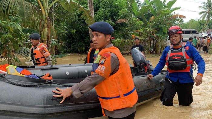 Tim SAR Brimob melakukan pencarian orang hilang di Wajo.