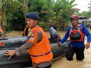 Tim SAR Cari Lansia Hilang Akibat Banjir di Wajo, Sisir Sungai Pitumpanua