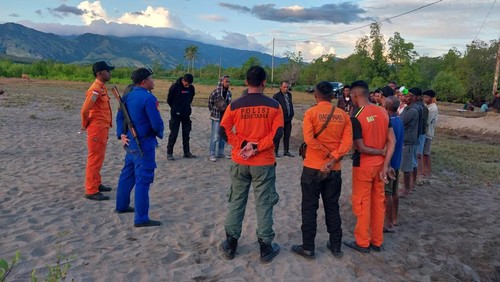 Tim SAR gabungan melakukan proses pencarian korban yang diterkam buaya di muara Sungai Bele, Desa Kota Baru, Kabupaten Ende, NTT, Minggu (5/5/2024). (Foto: Istimewa)