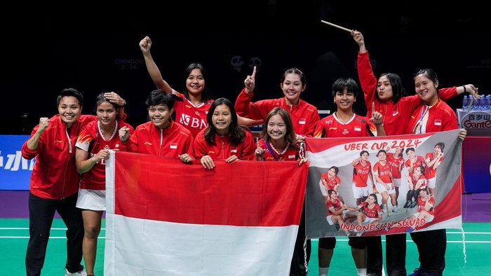 CHENGDU, CHINA - MAY 04: Komang Ayu Cahya Dewi of Indonesia celebrates the victory with her teammates in the Womens Singles Semi Finals match against Kim Min Sun of Korea during day eight of the Thomas & Uber Cup Finals 2024 at Chengdu High-tech Sports Centre on May 04, 2024 in Chengdu, China.  (Photo by Shi Tang/Getty Images)