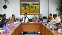 Para tokoh agama di Indonesia itu melakukan pertemuan di Gereja Katedral, Jakarta Pusat, Sabtu (4/5/2024). Mereka yang hadir antara lain Waketum MUI, KH Marsudi Syuhud, Romo Kardinal Suharyo Hardjoatmodjo, PGI Gumar Gultom, Ketua Umum Dewan Rohanian Majelis Tinggi Konghucu Indonesia (Matakin) XS Budi Santoso Tanuwibawa 2018-2022, Majelis Luhur Kepercayaan terhadap Tuhan Yang Maha Esa Indonesia (MLKI), Engkus Ruswana, Ketum PHDI, Wisnu Bawa Tenaya, Ketua Permabudhi, Piandi, Pimpinan Spiritual Nusantara, Romo Sri Eko Galgendu, dan Forum Peduili Indonesia Damai (FPID), Azisoko.