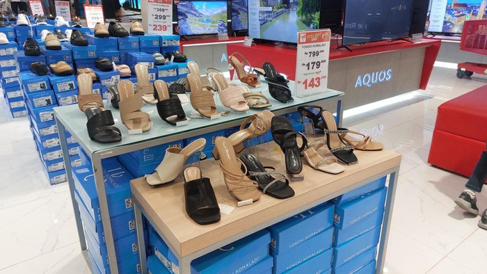 Buruan ke Transmart Full Day Sale Sekarang! Sepatu-Sandal Diobral Jadi Murah Meriah