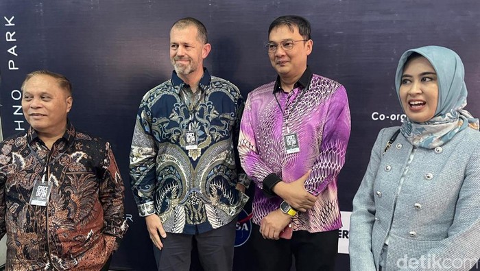 Vice President of NASA HUNCH Amerika Serikat Program, Scott Rodriguez (dua dari kiri) mengunjungi Solo Technopark, Minggu (5/5/2024).