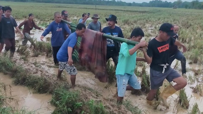 Pria lanjut usia (lansia) bernama Ambo Ala (60) di Kabupaten Wajo, Sulawesi Selatan (Sulsel), ditemukan meninggal dunia akibat terseret banjir bandang.