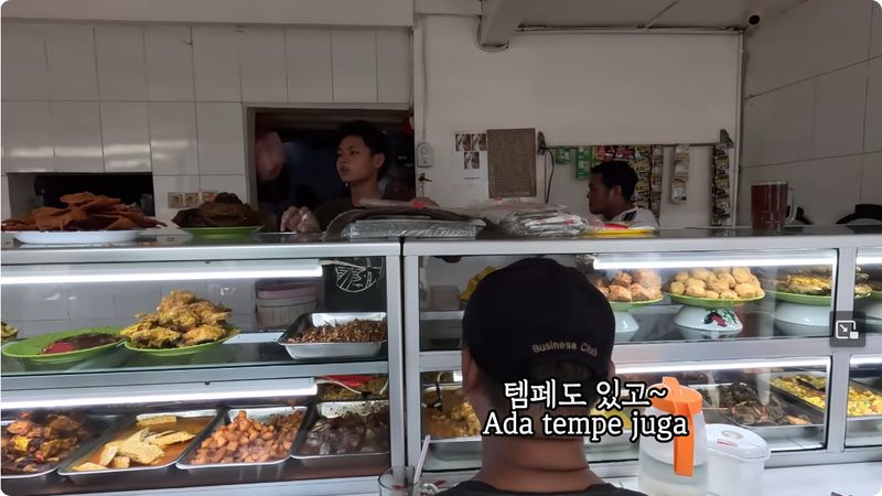 Bocah Korea diajak makan di warteg