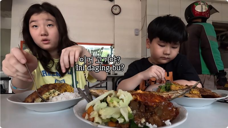 Bocah Korea diajak makan di warteg