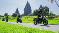 Berbarengan dengan acara we ride as one di Candi Prambanan, Yogyakarta, Sabtu (4/5), Ducati juga memperkenalkan dua moge petualang terbaru mereka. Dua motor anyar ini adalah Ducati DesertX Rally dan Ducati Hypermotard 698 Mono. Foto: Dok. Ducati Indonesia