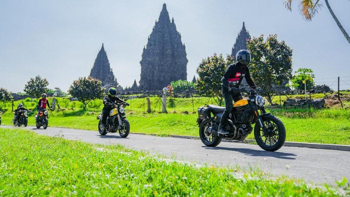 We ride as one Ducati di Candi Prambanan We ride as one Ducati di Candi Prambanan