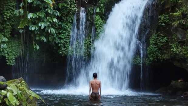 Wisatawan di Air Terjun Yeh Hoo, Jatiluwih, Tabanan, Bali, Sabtu (13/4/2024).
