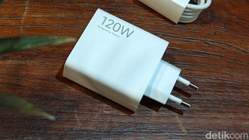 Dalam paket penjualannya disertakan kabel data dan charger 120W. Foto: Adi Fida Rahman/detikINET