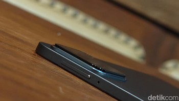 Bagian atas sebelah kiri terdapat tombol pengaturan volume. Foto: Adi Fida Rahman/detikINET