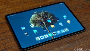 Xiaomi Pad 6S Pro juga memiliki layar yang menawan, yaitu berukuran 12,4 inci dengan resolusi 3K (3.048 x 2.032 piksel). Dengan rasio aspek 3:2 yang besar, tablet ini meningkatkan kenyamanan untuk membaca dan mengonsumsi multimedia, menjadikan perangkat ini sangat ideal untuk pekerjaan dan hiburan. Layar Xiaomi Pad 6S Pro memiliki refresh rate 144 Hz yang membuat tampilan lebih halus dan responsif. Berkat kecerahan maksimum 900 nit yang membuat layar tetap terlihat jelas di bawah sinar matahari. Lantaran mendukung HDR10+ dan Dolby Vision untuk kualitas gambar yang lebih hidup dan realistis. Dari segi audio, perangkat ini dilengkapi dengan delapan speaker yang disetel oleh Dolby Audio. Foto: Adi Fida Rahman/detikINET