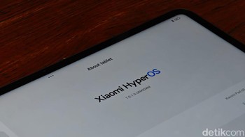 Xiaomi Pad 6S Pro menjalankan sistem operasi HyperOS berbasis Android 14. HyperOS memiliki antarmuka yang lebih optimal untuk layar besar, serta fitur-fitur menarik seperti split screen, floating window, gesture navigation, dan lain-lain. Ada tiga fungsi baru yang diberikan Xiaomi, yakni Home Screen+, Kolaborasi Antar-Perangkat, dan Xiaomi Smart Hub. Home Screen+ memungkinkan pengguna bisa menanggapi pesan atau menjawab panggilan dari tablet tanpa menyentuh langsung HP. Pengguna dimungkinkan menyisipkan gambar yang tersimpan di HP langsung ke dalam konten catatan di tablet. Dan dengan Xiaomi Smart Hub bisa menghubungkan hingga tujuh perangkat secara bersamaan termasuk berbagai produk AIoT Xiaomi. Foto: Adi Fida Rahman/detikINET