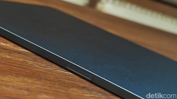 Sedikit ke tengah terdapat magnet untuk menempelkan stylus. Foto: Adi Fida Rahman/detikINET