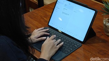Xiaomi turut menyediakan Toucpad Keyboard untuk membantu produktivitas pengguna. Foto: Adi Fida Rahman/detikINET