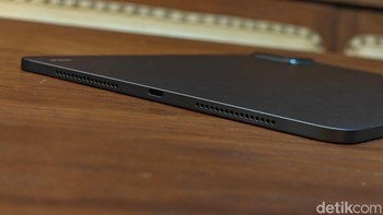 Selain lubang speaker terdapat port USB Type C di sisi kanan. Foto: Adi Fida Rahman/detikINET