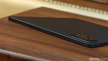 Sementara sisi kiri terdapat tombol power dan lubang speaker. Foto: Adi Fida Rahman/detikINET