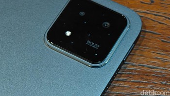 Xiaomi Pad 6S Pro memiliki kamera belakang ganda, yang terdiri dari kamera utama 50 MP dan sensor kedalaman 2 MP. Kamera utama ini menggunakan sensor Sony IMX766, yang memiliki ukuran piksel 1,0 mikron dan aperture f/1.8. Kamera ini mampu mengambil foto dan video dengan kualitas tinggi, bahkan di kondisi cahaya rendah. Kamera ini juga mendukung fitur seperti HDR, panorama, AI scene detection, dan night mode. Kamera ini juga bisa merekam video 8K 30 fps, 4K 60 fps, atau 1080p 240 fps. Xiaomi Pad 6S Pro juga memiliki kamera depan 20 MP, yang menggunakan sensor Samsung S5K3T2, yang memiliki ukuran piksel 0,8 mikron dan aperture f/2.2. Kamera ini cocok untuk video call atau selfie, karena mendukung fitur seperti HDR, AI beautify, AI portrait, dan face unlock. Kamera ini juga bisa merekam video 1080p 30 fps. Foto: Adi Fida Rahman/detikINET