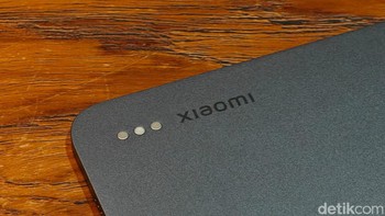 Pojok kiri atas bagian belang terdapat pin untuk menghubungkan ke keyboard. Foto: Adi Fida Rahman/detikINET