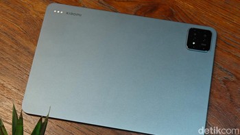 Xiaomi Pad 6S Pro di Indonesia hanya memiliki warna Graphite Gray. Tablet ini dibuat dengan ketebalan 6,26 mm dan bobot 590 gram. Foto: Adi Fida Rahman/detikINET