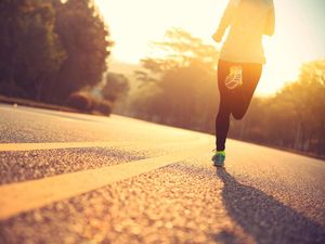 5 Gerakan Pagi yang Lebih Efektif dari Jalan Kaki