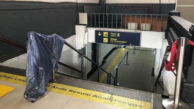 Akses menuju underpass jalur 3-4 Stasiun Senen ditutup usai ada proyek eskalator (Rifka/detikcom)