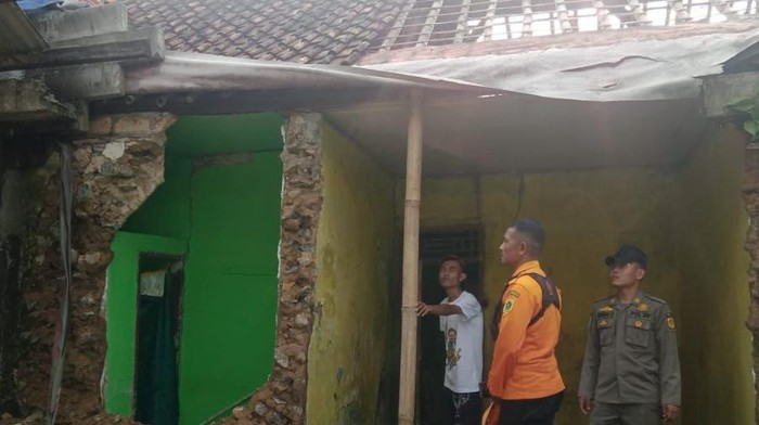 Angin Kencang Rusak 3 Rumah Warga Pamijahan Bogor (dok. BPBD Kabupaten Bogor)