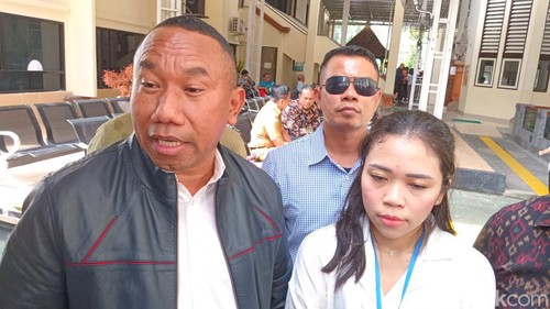 Anindira Puspita Sari bersama pengacaranya saat ditemui di PN Denpasar, Senin (6/5/2024). (Foto: Aryo Mahendro/detikBali)