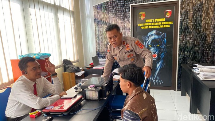 AS saat menjalani pemeriksaan di Polres Tasikmalaya Kota.