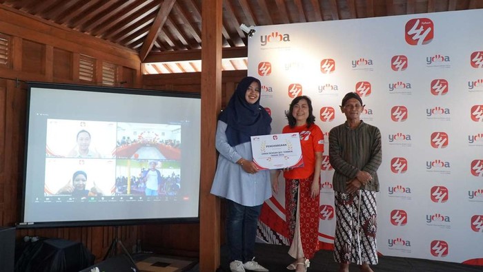 Astra Dukung UMKM Naik Kelas Astra mendukung pengembangan masyarakat melalui Yayasan Dharma Bhakti Astra (YDBA). YDBA fokus pada upaya pengembangan UMKM Indonesia agar naik kelas.