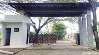 Laboratorium Alam SMA de Britto ini tidak jauh dari jalur Ring Road Utara. Dari Tugu Pal Jogja, traveler membutuhkan waktu sekitar 45 menit perjalanan.  