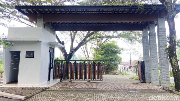 Asyiknya Jogging Sambil Menikmati Kesejukan Lab Alam SMA de Britto Saat ini Laboratorium Alam SMA de Britto, Yogyakarta, sedang digandrungi untuk jogging pagi. Suasana yang sejuk membuat kawasan itu ramai dikunjungi.