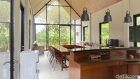 Selain kawasan lari, di sini terdapat pula rumah kabin yang kerap disewakan. Di dalamnya terdapat ruang rapat, kamar tidur, dan taman kecil untuk bersantai ria. Terdapat pula pendopo luas jika ingin berkegiatan di area tersebut.  