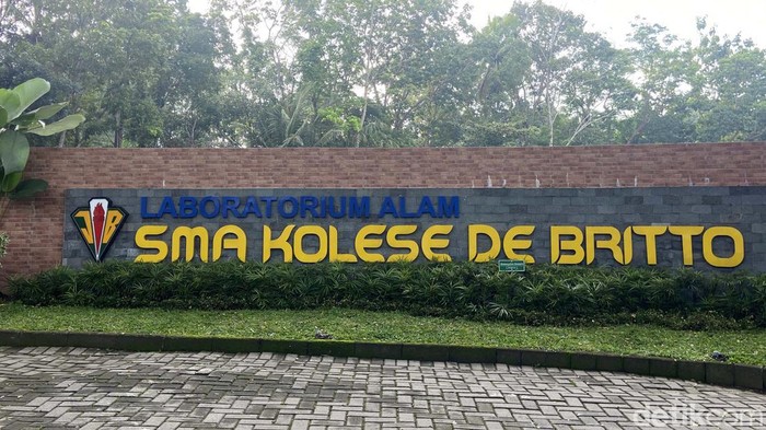 Saat ini Laboratorium Alam SMA de Britto, Yogyakarta, sedang digandrungi untuk jogging pagi. Suasana yang sejuk membuat kawasan itu ramai dikunjungi.