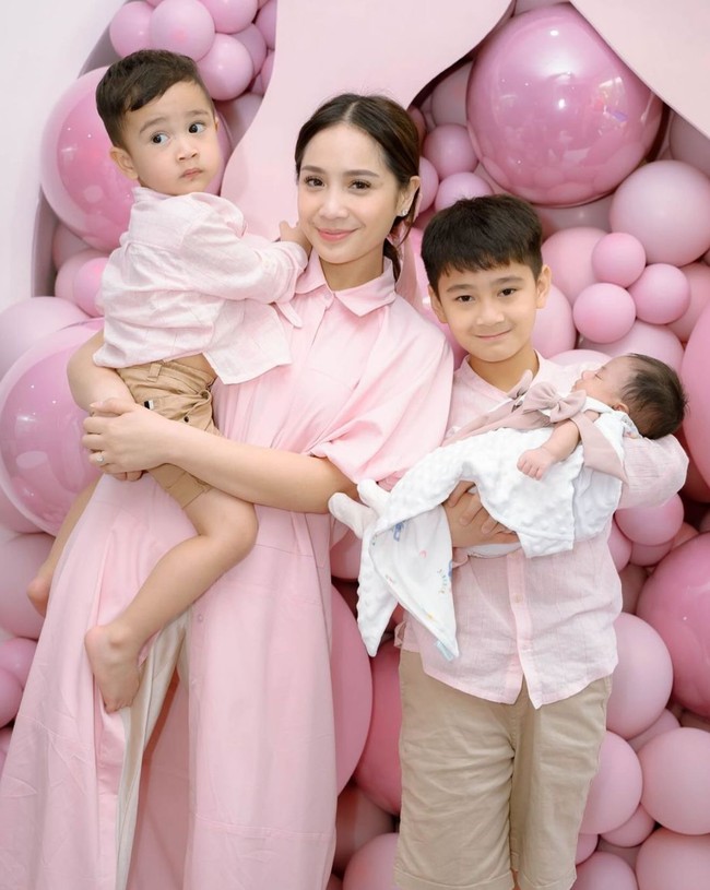 Biasanya selalu ditutupi, kali ini wajah baby Lily tampak dipamerkan ke publik. Meski hanya dari samping namun sebagian wajah baby Lily sudah terlihat. Sambil digendong anak pertama Raffi dan Nagita, Rafathar, baby Lily tampak tertidur pulas. Foto: Instagram/@raffiinagita1717