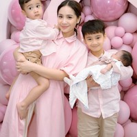 Biasanya selalu ditutupi, kali ini wajah baby Lily tampak dipamerkan ke publik. Meski hanya dari samping namun sebagian wajah baby Lily sudah terlihat. Sambil digendong anak pertama Raffi dan Nagita, Rafathar, baby Lily tampak tertidur pulas. Foto: Instagram/@raffiinagita1717