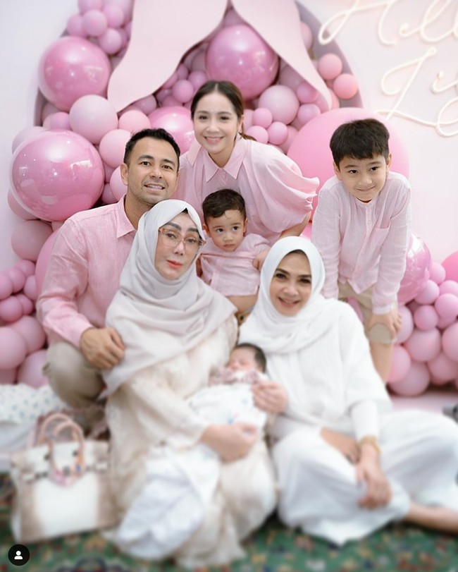 Raffi dan Nagita bersama dua putra mereka tampil kompak mengenakan busana berwarna pink, sesuai dengan tema dekorasi acara. Dalam foto yang dibagikan juga terlihat ibunda Raffi dan Nagita, Amy Qanita dan Rieta Amilia turut hadir di acara tersebut. Foto: Instagram/@raffiinagita1717