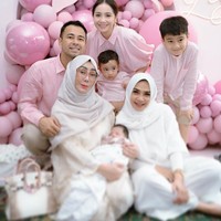 Raffi dan Nagita bersama dua putra mereka tampil kompak mengenakan busana berwarna pink, sesuai dengan tema dekorasi acara. Dalam foto yang dibagikan juga terlihat ibunda Raffi dan Nagita, Amy Qanita dan Rieta Amilia turut hadir di acara tersebut. Foto: Instagram/@raffiinagita1717