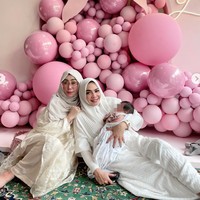 Kedua nenek Rafathar dan Rayyanza itu tampil kompak mengenakan busana berwarna putih. Mereka juga terlihat tak kalah menyayangi baby Lily seperti Nagita dan Raffi. Foto: Instagram/@rieta_amiliia