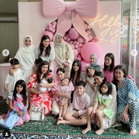 Acara akikah baby Lily tampak ramai dihadiri oleh anggota keluarga Raffi dan Nagita. Melansir detikhot, ibunda Nagita, Rieta Amilia, sendiri sempat memberi penjelasan terkaiit status baby Lily. Ia mengungkapkan jika pihak keluarganya masih berdiskusi soal pengadopsian baby Lily. Foto: Instagram/@rieta_amiliia