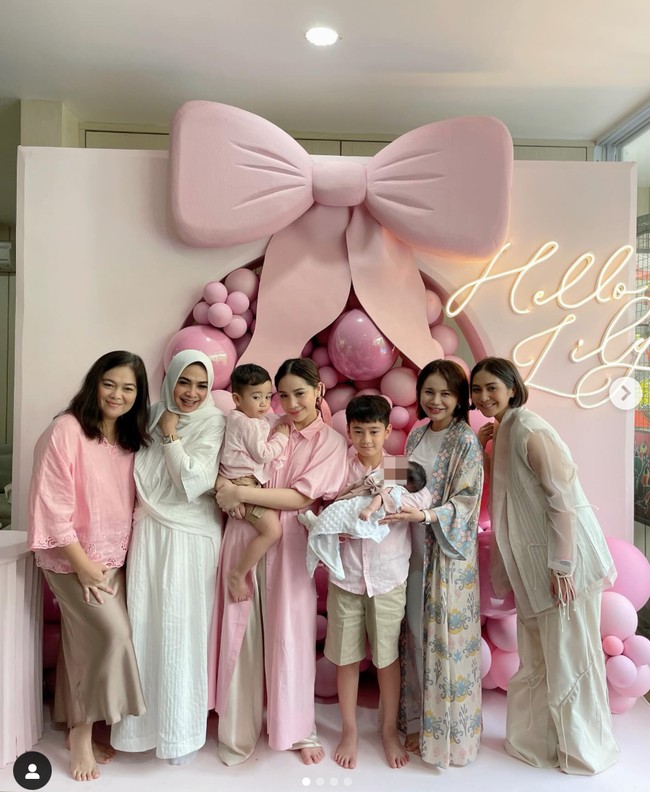 Tak hanya ramai dihadiri anggota keluarga Raffi dan Nagita, beberapa rekan artis lainnya pun tampak hadir, salah satunya Rossa. Terlihat Rossa berpose bersama Nagita dan keluarganya. Foto: Instagram/@rieta_amiliia