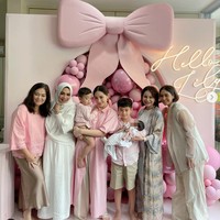 Tak hanya ramai dihadiri anggota keluarga Raffi dan Nagita, beberapa rekan artis lainnya pun tampak hadir, salah satunya Rossa. Terlihat Rossa berpose bersama Nagita dan keluarganya. Foto: Instagram/@rieta_amiliia