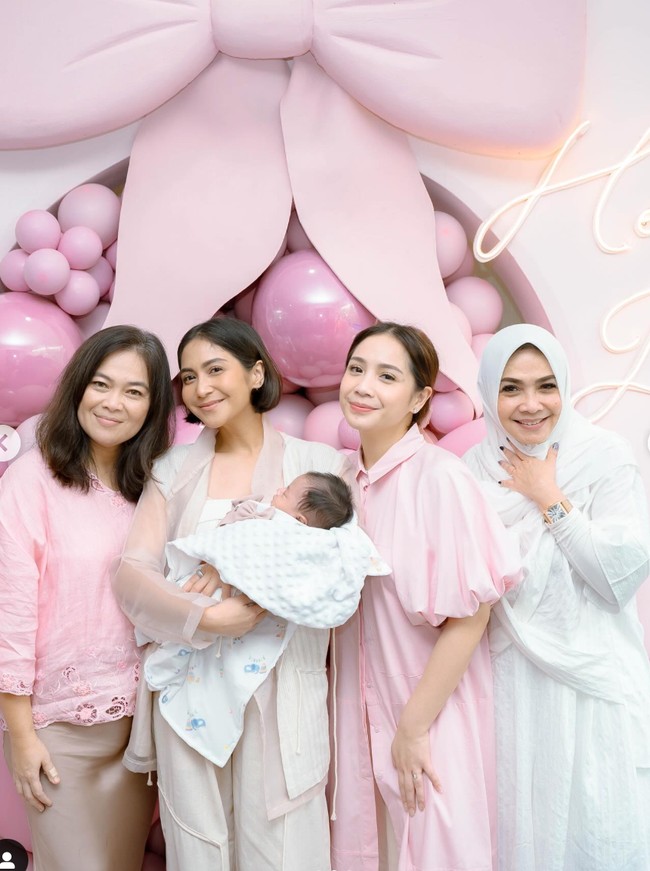 Pada Minggu (5/5/24) Raffi Ahmad dan Nagita Slavina menggelar acara akikah untuk baby Lily. Melalui akun Instagram, Nagita dan keluarga pun membagikan momen acara akikah baby Lily yang tampak meriah dengan dekorasi warna soft pink. Foto: Instagram/@cacatengker